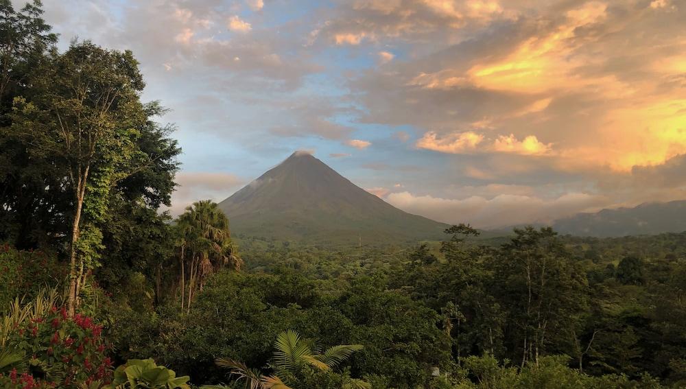 Lost Iguana Resort And Spa La Fortuna Exterior photo